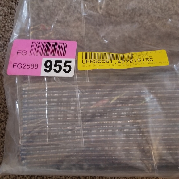 Bevis shimmering woven table runner - Picture 4 of 4